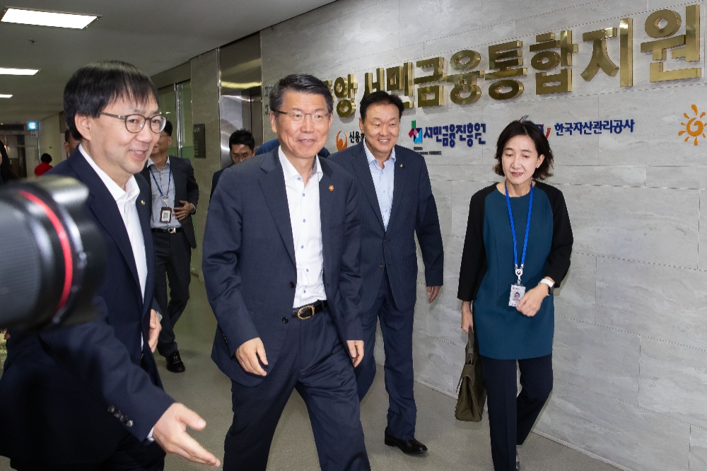 은성수 금융위원장은 20일 서울 중구 중앙서민금융통합지원센터를 방문해 실무자와 간담회를 진행했다. 은성수 금융위원장이 중앙서민금융통합지원센터에 들어서고 있다. / 사진= 금융위원회(2019.09.20)