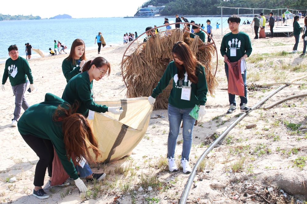 롯데칠성음료가 지난 20일 전라남도 진도군 가계해수욕장 일대에서 진행된 '제19회 국제 연안정화의 날' 환경 캠페인에 참여했다. /사진제공=롯데칠성음료