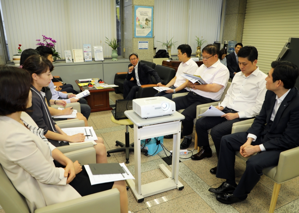 Sh수협은행 이동빈 행장(오른쪽 다섯번째)이 9월 초 대전지점을 찾아 Sh TEAM 미팅을 함께 하고 “지역별 업종별 고객 유치 전략과 점주권 특색에 맞는 목표 설정,구체적 마케팅 계획을 수립해 고객기반 확대에 더욱 노력해 달라”고 당부했다./사진=수협은행