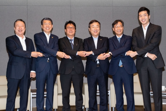 23일 한국인터넷기업협회가 주관한 'P2P금융 제정법 취지에 맞는 소비자 보호와 산업 육성의 방향성은?' 토론회가 대한상공회의소에서 열렸다. (왼쪽부터) 박용만 대한상의 회장, 은성수 금융위원장, 민병두 국회 정무위원장, 김종석 자유한국당 의원, 유동수 더불어민주당 의원, 김성준 마켓플레이스협의회 운영위원장(렌딧 대표) / 사진 = 금융위원회