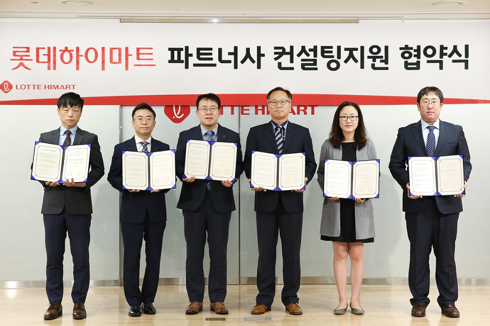 롯데하이마트는 24일 상생협력의 일환으로 '롯데하이마트 파트너사 컨설팅 지원사업' 협약식을 진행했다. 이날 서울시 강남구 대치동 롯데하이마트 본사 사옥에서 진행한 협약식에 롯데하이마트 황영근 상품본부장(왼쪽에서 3번째)과 파트너사 임직원들이 기념촬영을 하고 있다. /사진제공=롯데하이마트