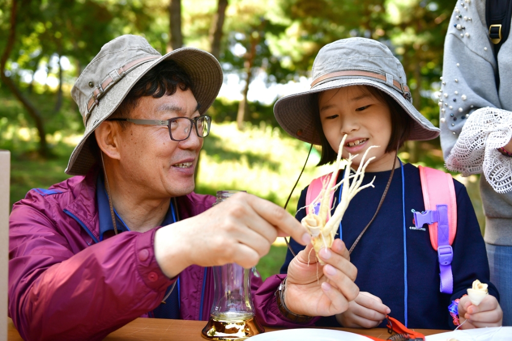이대훈 은행장이 고객들과 인삼꽃술 만들기 체험을 하고 있다./사진=농협은행