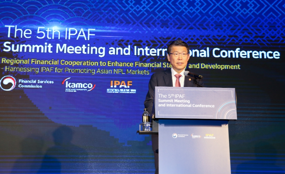 26일 서울 콘래드 호텔에서 개최된 제5회 IPAF 대표회담 및 국제회의에서 은성수 금융위원장이 환영사를 하고 있다./사진=캠코