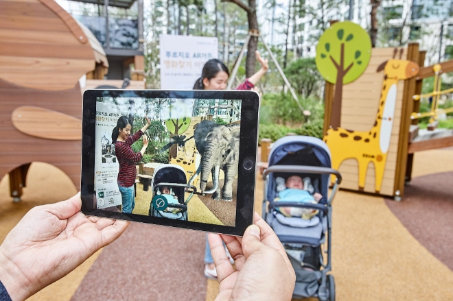 대우건설 푸르지오AR가든 체험 모습. /사진=대우건설