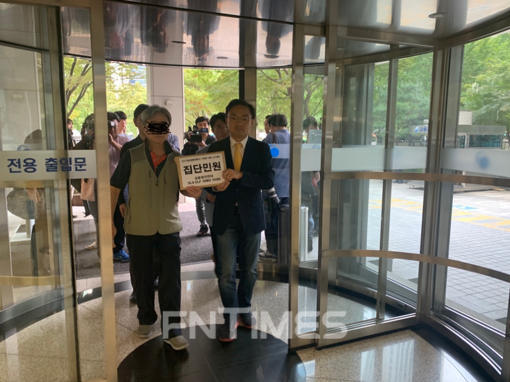 신장식 금융정의연대 법률지원단장(오른쪽)과 DLS·DLF 피해자 비상대책위원회 위원장이 금융감독원에 집단민원신청서를 접수하러 가고 있다./사진=전하경 기자