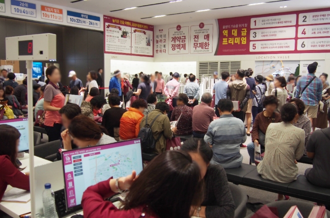 금호산업이 지난 27일 문을 연 율량 금호어울림 센트로 견본주택에 주말 3일간 1만5천여명이 다녀갔다. 사진=금호산업