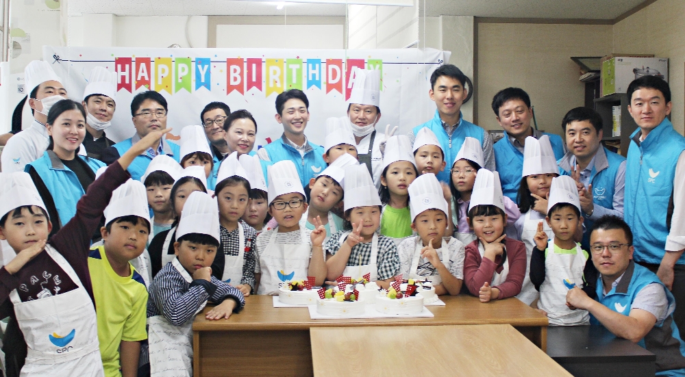 28일 광주 계림지역 아동센터에서 열린 'SPC해피버스데이파티' 행사에 참가한 어린이들과 SPC그룹 임직원들이 기념촬영을 하고 있다. /사진제공=SPC그룹