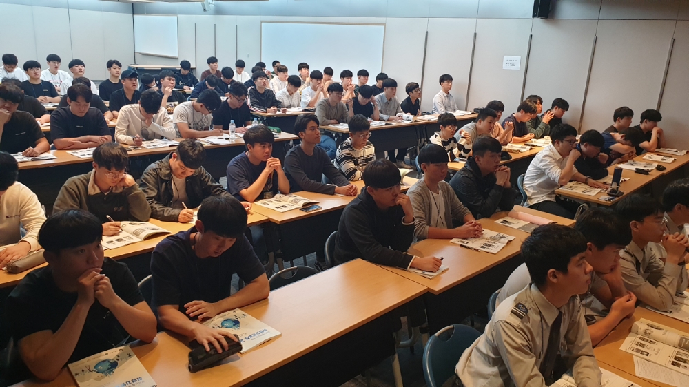 △ 한국철강협회가 대표 기관을 맡고 있는 재료 ISC는 28일부터 29일까지 대전 동국제강 연수원에서 신성대, 대구 폴리텍대, 광주 폴리텍대, 포항제철고, 전북기계공고, 합덕제철고, 한양공고 등 7개 학교 80여 명을 대상으로 금년에 처음으로 국가직무표준(NCS)기반 경력단절 해소를 위한 취업지원 과정 교육을 실시했다/사진=한국철강협회