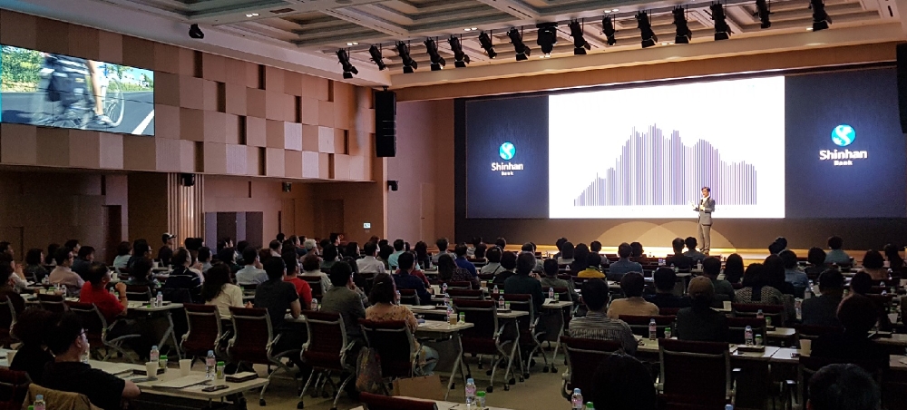 10월 5일 서울 중구 소재 신한은행 본점 대강당에서 진행된 '제 19회 부부은퇴교실’ 모습 / 사진= 신한은행