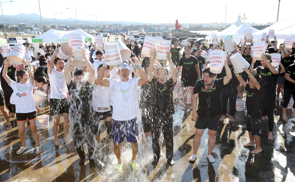 호반그룹과 승일희망재단 회원들이 아이스버킷 챌린지에 참여하고 있다. 사진=호반그룹