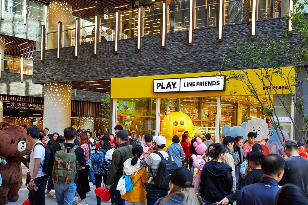△플레이 라인프렌즈 인사동 속 메가 샐리(매장 내), 브라운(매장 밖)의 모습/사진=라인프렌즈