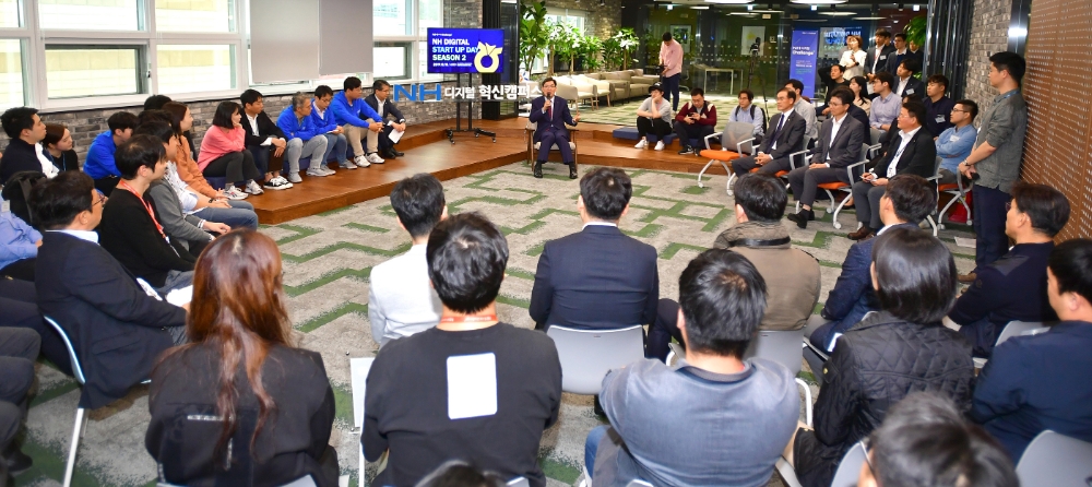 이대훈 은행장이 서울 서초구 소재 NH디지털혁신캠퍼스에서 'NH디지털Challenge+ 2기' 입주기업 대표들과 소통의 시간을 가지고 있다./사진=농협은행