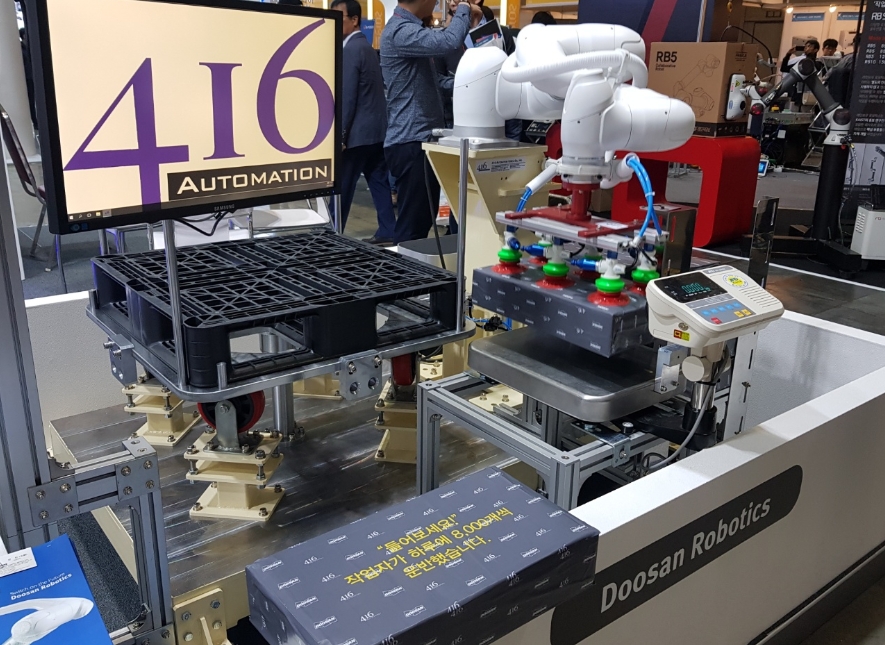 △두산로보틱스 로봇 중 작업자가 운반하던 박스 운반을 시연하는 로봇의 모습/사진=오승혁 기자