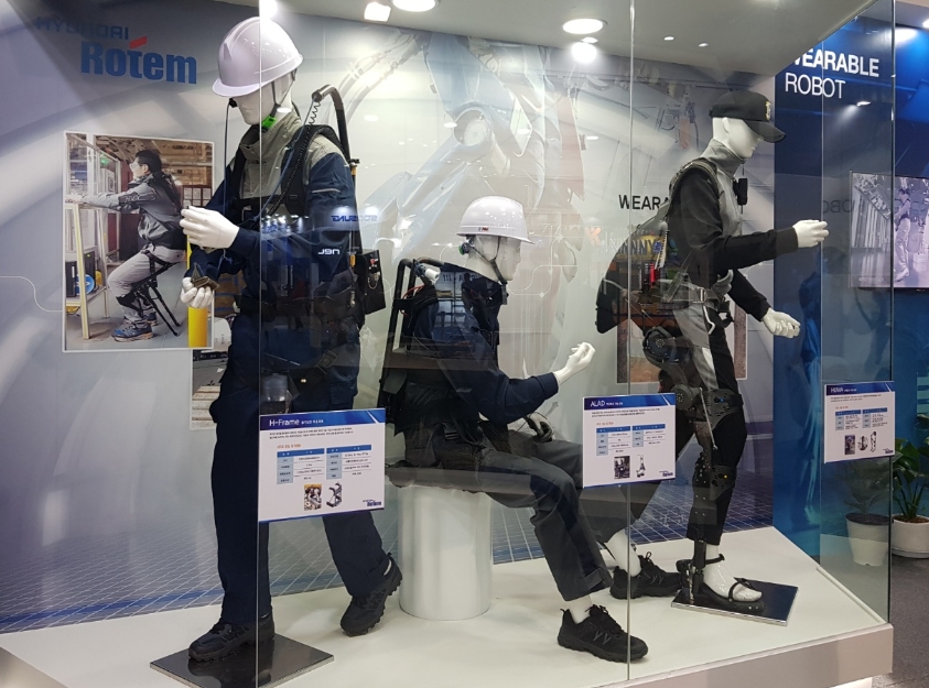 △현대로템 부스 속 웨어러블 로봇 3종 모습/사진=오승혁 기자
