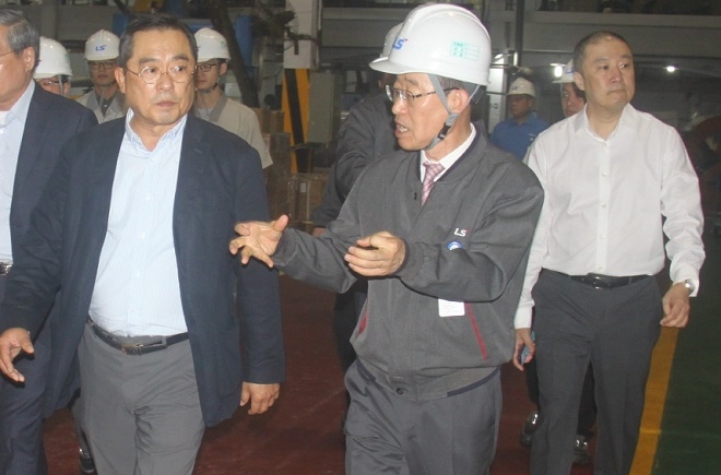 (왼쪽부터) 구자열 LS그룹 회장, 박현득 중국지역본부장 상무, 구자은 LS엠트론 회장. (사진=LS)