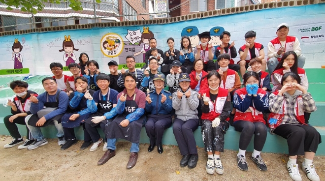 BGF리테일은 강원도 춘천에서 지역 사회의 안전을 지키기 위한 벽화 그리기 봉사활동을 진행했다. /사진=BGF리테일.