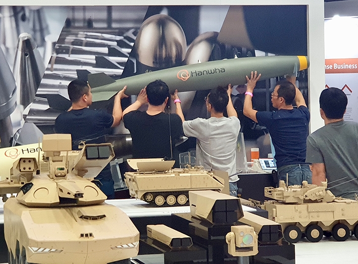 △한화의 미국 워싱턴 D.C.에서 열리는 AUSA 2019 부스 속 전술지대지 유도미사일 모형 모습/사진=한화