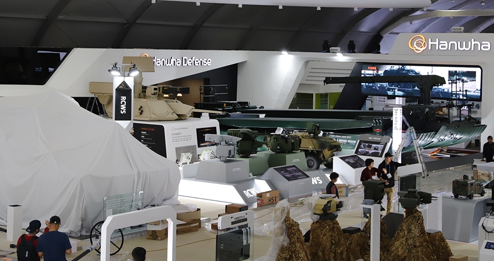△한화 방산계열사가 15일부터 20일까지 서울공항에서 진행되는 ‘서울 국제 항공우주 및 방위산업전시회(Seoul ADEX 2019)’를 앞두고 전시 부스 준비에 한창이다. 15일 개막식에서 최초 공개되는 레드백(REDBACK) 장갑차가 장막에 덮여있다/사진=한화