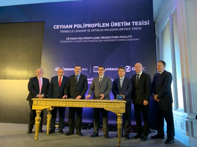 지난달 26일 터키 이스탄불 현지에서 열린 계약식에서 김태진 GS건설 부사장(CFO)(오른쪽 세번째)이 주주계약서 서명 후 르네상스 홀딩스(Renaissance Holdings)의 에르맨 일르작(Erman Ilicak) 회장(오른쪽 두번째) 및 소나트랙의 라치드 하시시(Rachid Hachichi) 회장(왼쪽 두번째) 등과 기념촬영을 하고 있다. 사진=GS건설