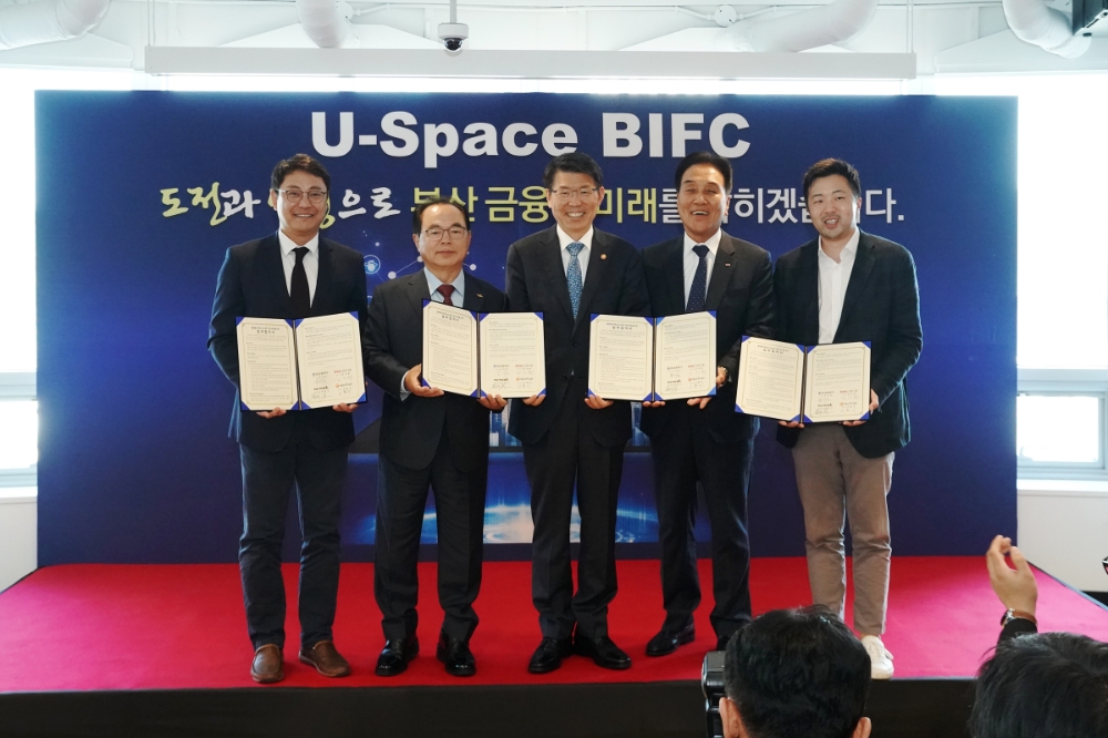 (왼쪽부터) 고용기 오픈트레이드 대표, 오거돈 부산시장, 은성수 금융위원회 위원장, 김지완 BNK금융그룹 회장, 차민근 위워크코리아 대표가 개소식 후 기념촬영을 하고 있다./사진=BNK금융