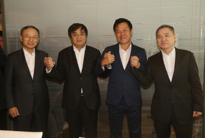 △ 황창규 KT 회장과 한상혁 방송통신위원회 위원장, 박정호 SKT 사장, 하현회 LG유플러스 부회장(왼쪽부터). /사진=방송통신위원회