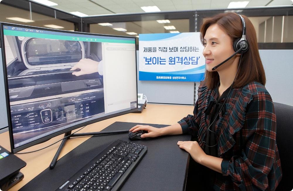 △삼성전자서비스 상담사가 보이는 원격상담을 통해 기기 문제를 진단하고 있다/사진=삼성전자서비스
