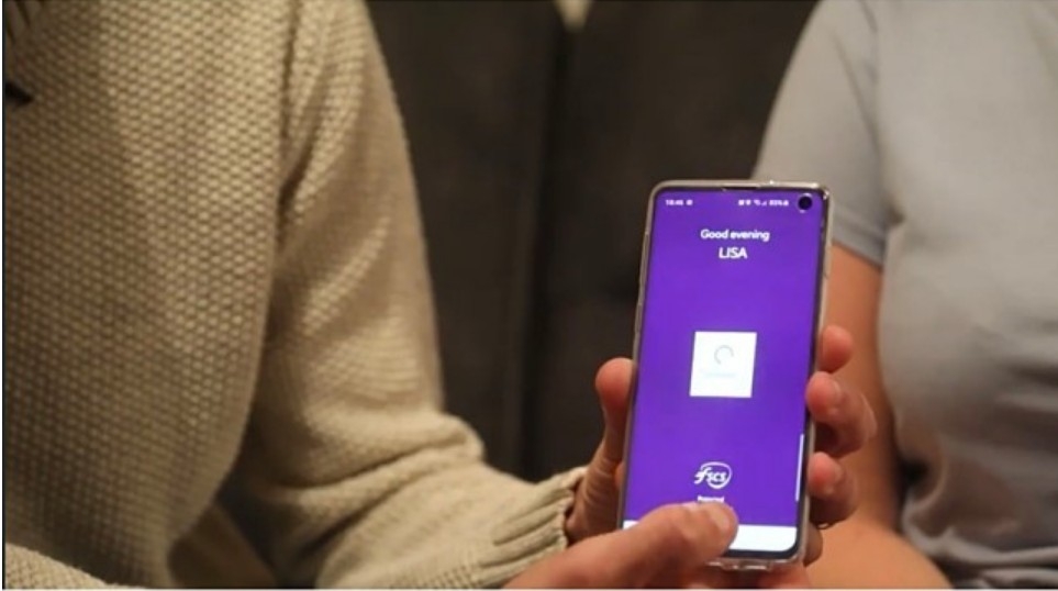 △영국의 더 선에 지문인식 오작동을 제보한 부부의 모습. 아내의 지문만 등록된 갤럭시S10 기기에 실리콘케이스를 씌운 뒤 남편이 등록되지 않은 지문으로 은행앱에 로그인하는 모습을 시연하고 있다/사진=더 선 자료 편집