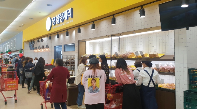 롯데마트는 서울역점에 단팥빵과 맘모스빵으로 유명한 낙성대 유명 빵집인 ‘쟝블랑제리’를 20평 규모로 오픈했다. /사진=롯데쇼핑.