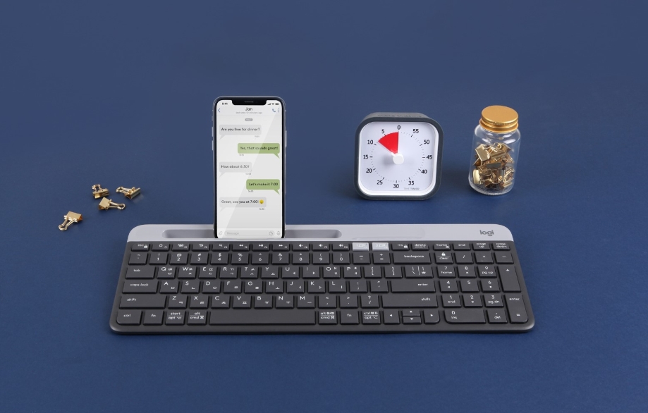 △갤럭시 폴드를 로지텍 K580 슬림 멀티 키보드에 장착한 모습/사진=오승혁 기자(자료 편집)