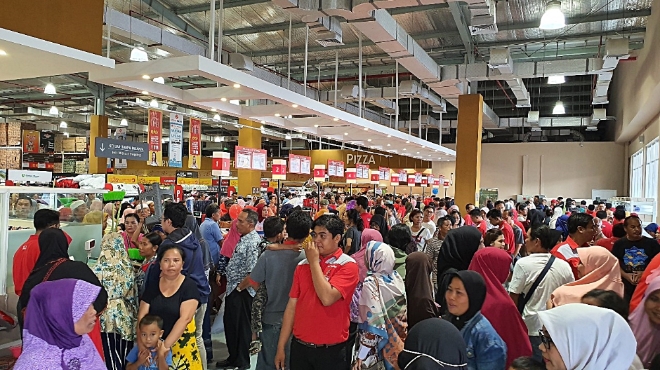 롯데마트가 17일 문을 연 인도네시아 '마타람점'에 오픈 첫 날에만 1만여명의 고객들이 몰렸다. /사진=롯데쇼핑.