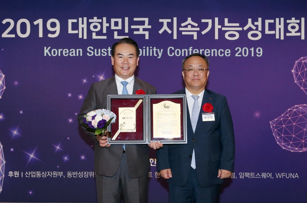 18일 서울 중구 을지로 소재 롯데호텔에서 한국표준협회 주관으로 진행된 ‘2019 대한민국 지속가능성대회’에서 신한은행이 은행 부문 1위를 수상했다. 신한금융그룹 이병철 브랜드홍보부문장(왼쪽)과 한국표준협회 이상진 회장(오른쪽)이 시상식에서 기념촬영 하는 모습. / 사진= 신한은행