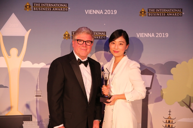 롯데지주는 지난 19일 오스트리아 비엔나 안다스 비엔나 호텔에서 열린 ‘2019 국제 비즈니스 대상(International Business Awards)’에서 기업문화백서인 '롯데 가치창조문화 백서'가 출판 2개 부문에 걸쳐 최고상인 금상을 수상했다고 밝혔다. /사진=롯데지주.