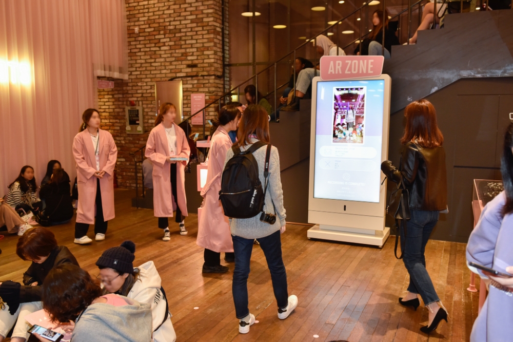 △방탄소년단 캐릭터와 함께AR영상 촬영을 체험 중인 방문객/사진=오승혁 기자(자료 편집)