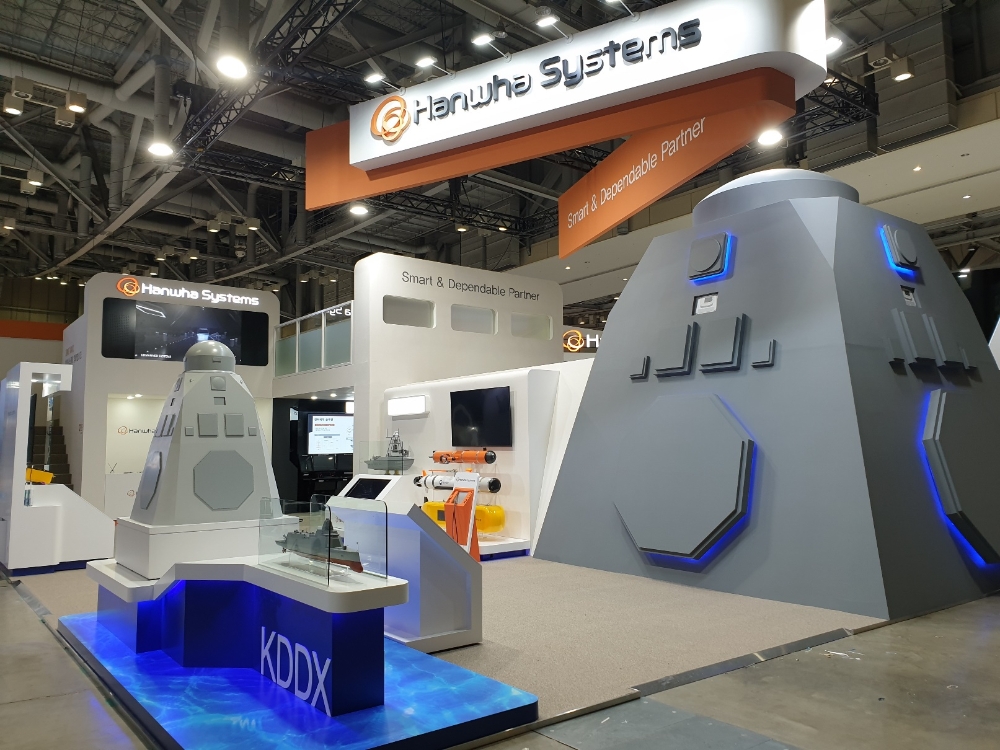 △국제 해양방위산업전(MADEX) 2019 속 한화시스템 부스 모습. 차기구축함 KDDX의 모습 등이 보인다/사진=한화시스템