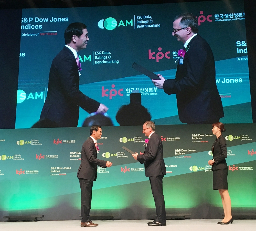 오성호 DGB금융지주 상무가 한국생산성본부와 미국S&P 다우존스 인덱스, 스위스 로베코샘이 공동개최하는 ‘2019-2020 다우존스 지속가능경영지수(DJSI) 인증식’에서 수상을 하고 있다./사진=DGB금융지주