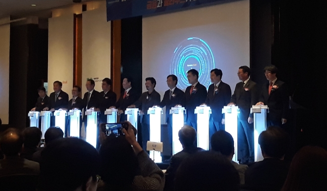 ▲23일 여의도 콘래드호텔에서 열린 ‘코스콤·네이버비즈니스플랫폼(NBP) 금융 클라우드 출범식’에서 참석자들이 기념사진을 찍고 있다./ 사진=홍승빈