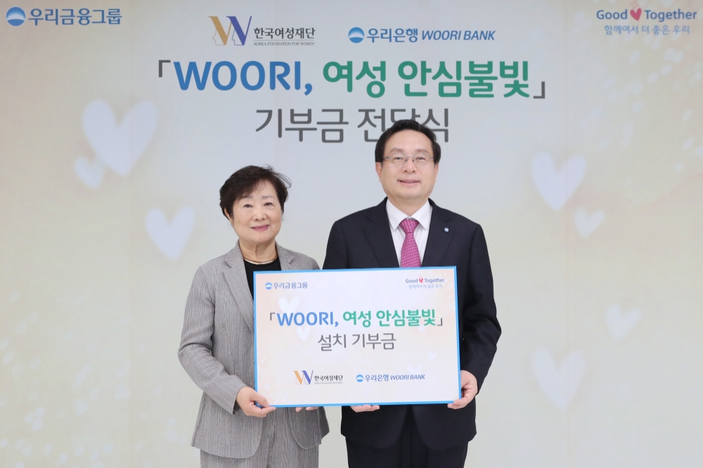 손태승(오른쪽) 우리금융그룹 회장이 이혜경 한국여성재단 이사장과 기념촬영을 하고 있다./사진=우리금융그룹