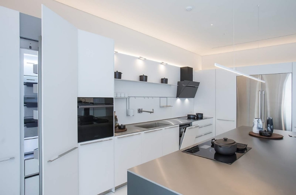 △데이코 라인업으로 구축된 주방의 모습. 인덕션, 오븐, 냉장고 등이 보인다/사진=오승혁 기자(자료 편집)