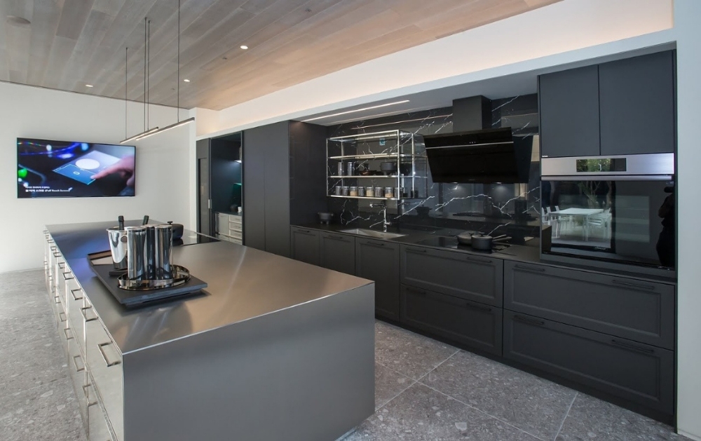 △데이코 라인업으로 구축된 주방의 모습. 블랙 컬러로 차별화된 디자인/사진=오승혁 기자(자료 편집)