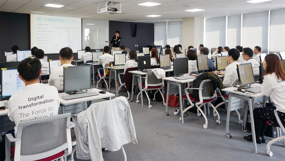 하나금융그룹 임직원들이 인천 청라에 위치한 하나글로벌캠퍼스에서 스크래치를 활용한 코딩교육을 받고 있다./사진=하나금융그룹