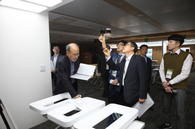 LH는 진주 본사사옥에서 지난 23일 진행된 'LH 조명기구 디자인 공모전' 최종 심사를 통해 최신 트렌드를 반영한 LED 조명기구 디자인 입상업체를 발표했다. /사진=LH.