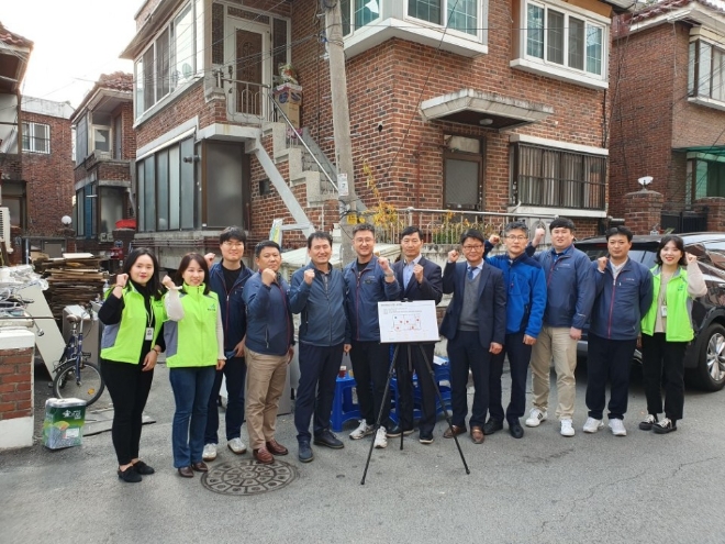 신세계건설은 지난달 31일 경기도 하남시의 저소득 취약계층을 위한 주거환경 개선활동을 진행했다. /사진=신세계건설.
