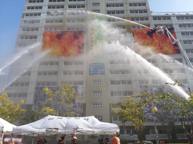 LH는 지난달 31일 전북 김제시 검산동에 위치한 LH 검산3단지에서 지진발생 시 국민 생명보호에 대한 대응역량 강화를 위한 ‘2019년 재난대응 안전한국훈련’을 실시했다. /사진=LH.