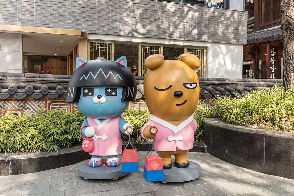 △카카오프렌즈의 전주 한옥마을점에 자리한 한복을 입은 네오(왼쪽), 프로도(오른쪽)의 대형 피규어 모습/사진=오승혁 기자(자료 편집)