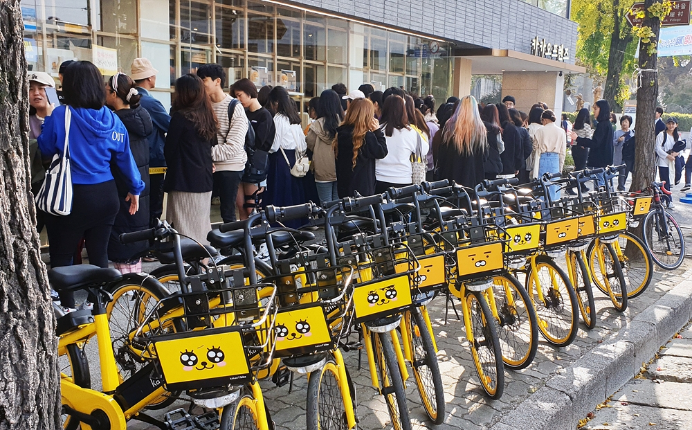 △카카오프렌즈 전주 한옥마을 매장 앞 카카오 T 바이크의 모습. 무지 또는 라이언의 얼굴이 자전거 바구니에 장식되어 있다/사진=오승혁 기자(자료 편집)