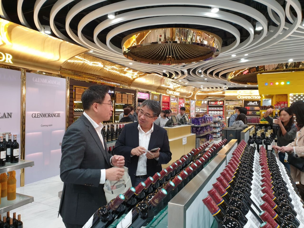 신라면세점이 이달 7일 마카오 국제공항 면세점에서 독자적인 영업을 시작했다. 호텔신라 TR부문장 한인규 사장(사진 오른쪽)과 TR부문 지원팀장 김준환 상무(사진 왼쪽)가 마카오 국제공항 면세점을 둘러보고 있다. /사진제공=호텔신라