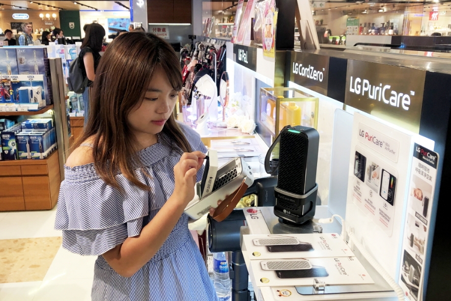 △홍콩의 한 가전매장에서 소비자가 LG전자 퓨리케어 미니 공기청정기를 살펴보고 있다/사진=LG전자 