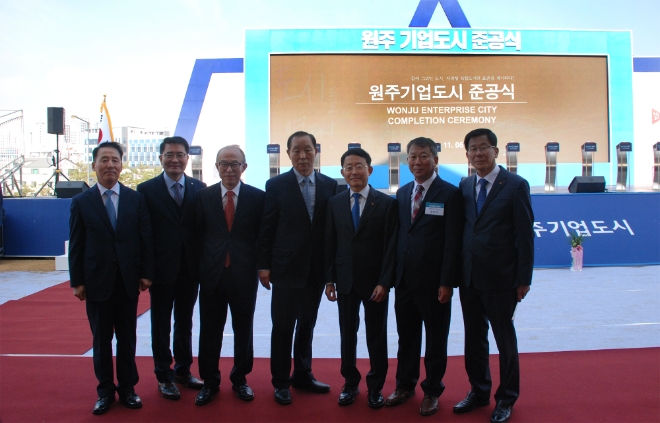지난 6일 열린 원주기업도시 준공식에 하석주 롯데건설 대표이사(우측에서 세 번째)가 참석했다. 제공=롯데건설