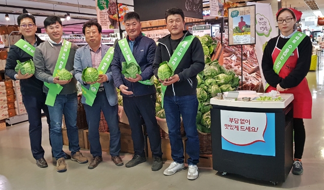롯데마트는 오는 20일까지 국산 신품종 채소 ‘꼬마 양배추(1kg 내외)’를 2280원에 판매한다. /사진=롯데쇼핑.