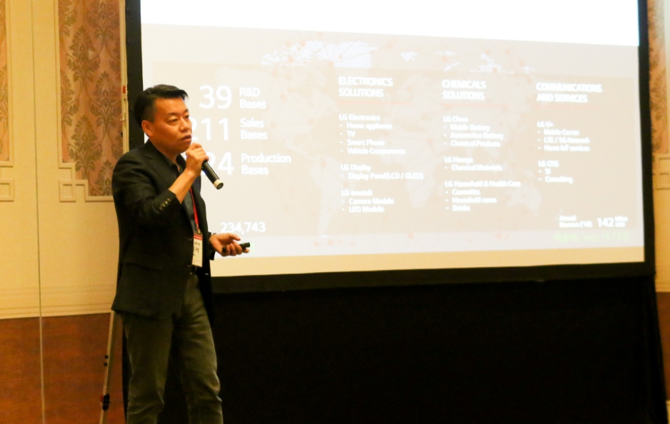 △노진서 LG전자 로봇사업센터장 전무가 7일 마카오에 있는 콘래드 호텔에서 열린 ‘LG ROS(LG Robot Seminar)’에서 로봇사업의 비전과 전략을 소개하고 있다/사진=LG전자